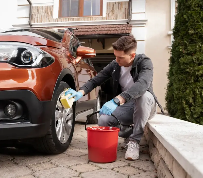 Lavage auto à domicile Négreville : professionnel intervenant sur un véhicule